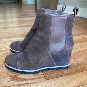 Ugg boot with internal wedge. Camel color. Size 8